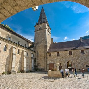 Tourisme Baume-les-Messieurs Jura : Cour de l'abbaye de Baume-les-Messieurs