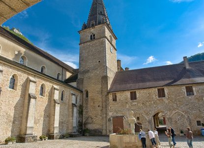 Tourisme Baume-les-Messieurs Jura : Cour de l'abbaye de Baume-les-Messieurs