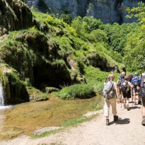 Tourisme Baume-les-Messieurs Jura : Randonneurs à Baume-les-Messieurs