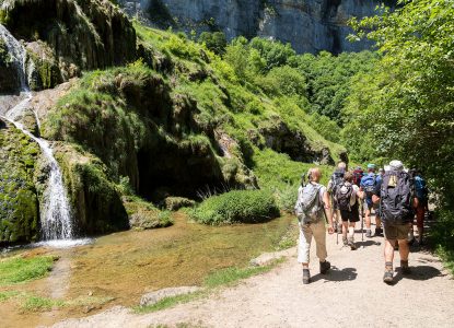 Tourisme Baume-les-Messieurs Jura : Randonneurs à Baume-les-Messieurs