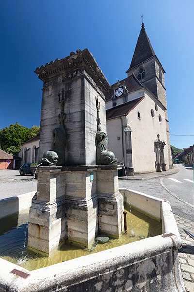 Tourisme Lons-le-Saunier Jura : église et fontaine à Conliège