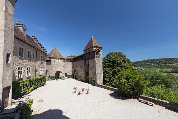 Tourisme Lons-le-Saunier Jura : cour du château du Pin