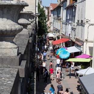 Tourisme Lons-le-Saunier Jura : rue commerçante de Lons-le-Saunier