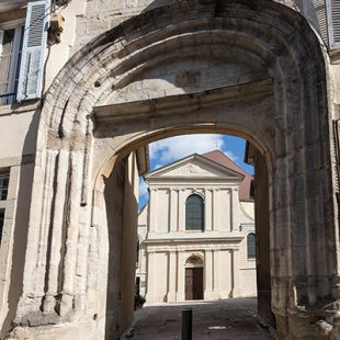 Tourisme Lons-le-Saunier Jura : Extérieur de l'église des Cordeliers