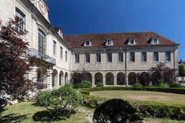 Tourisme Lons-le-Saunier Jura : bâtiment extérieur de l'Hôtel-Dieu