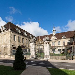 Tourisme Lons-le-Saunier Jura : bâtiment extérieur de l'Hôtel-Dieu