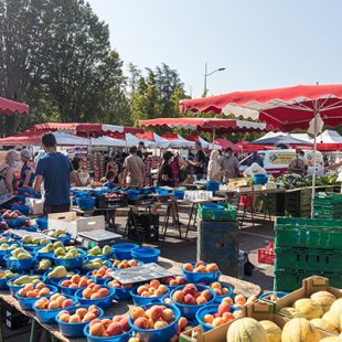 Tourisme Lons-le-Saunier Jura : marché alimentaire de Lons-le-Saunier
