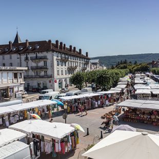 Tourisme Lons-le-Saunier Jura : marché alimentaire de Lons-le-SaunierStands de la foire de Lons le Saunier