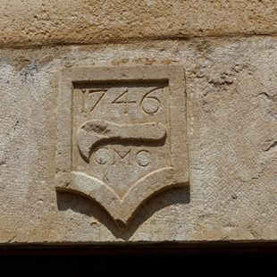 Tourisme Lons-le-Saunier Jura : Détail d'une façade Place de la Comédie à Lons-le-Saunier