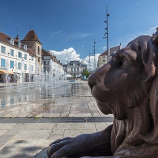 Tourisme Lons-le-Saunier Jura : statue de lion sur la Place de la Liberté