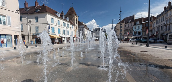 Tourisme Lons-le-Saunier Jura : jets d'eau sur la Place de la Liberté