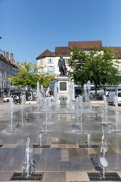 Tourisme Lons-le-Saunier Jura : jets d'eau Place de la Liberté, statue Lecourbe