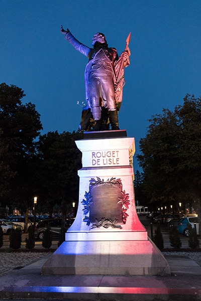 Tourisme Lons-le-Saunier Jura : statue de Rouget de Lisle de nuit par Bartholdi