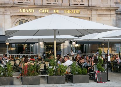 Tourisme Lons-le-Saunier Jura : terrasses dans les rues de Lons-le-Saunier