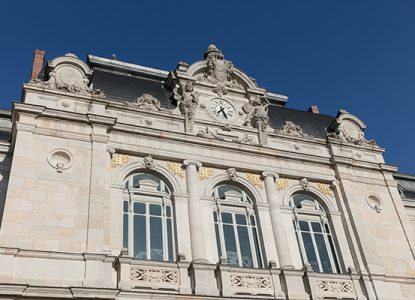 Tourisme Lons-le-Saunier Jura : Façade du théâtre de Lons-le-Saunier