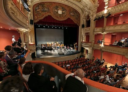 Tourisme Lons-le-Saunier Jura : Intérieur du théâtre de Lons-le-Saunier avec du public