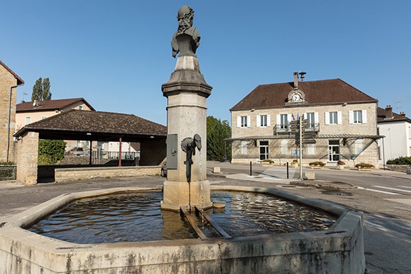 Tourisme Lons-le-Saunier Jura : fontaine à Macornay