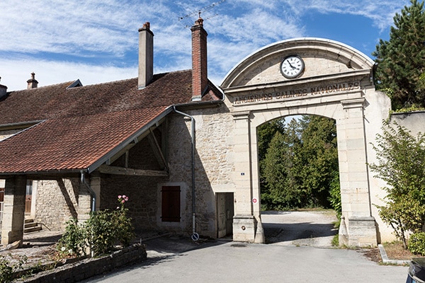 Tourisme Lons-le-Saunier Jura : porche des anciennes Salines à Montmorot