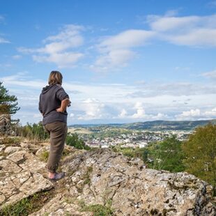 Tourisme Lons-le-Saunier Jura : Randonneuse sur le plateau de Mancy