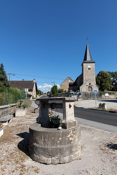 Tourisme Lons-le-Saunier Jura : ancien puit et église de Trenal