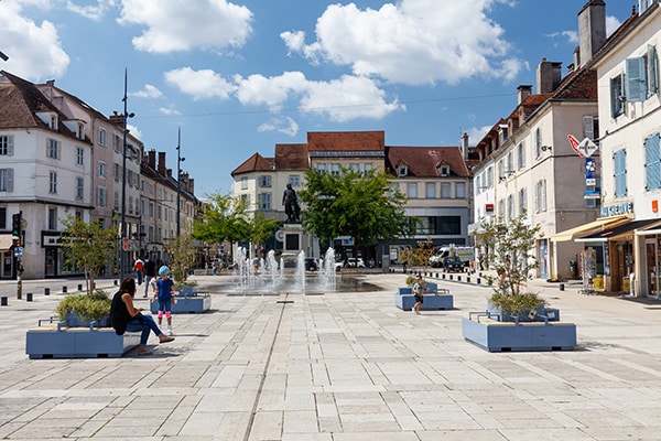 Tourisme Lons-le-Saunier Jura : Place de la Liberté et statue Lecourbe