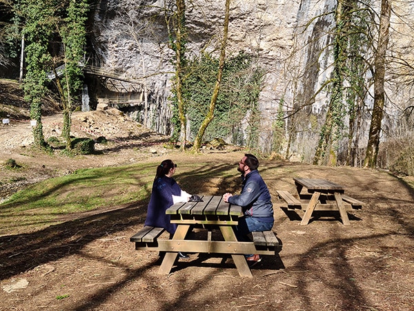 Tourisme Baume-les-Messieurs Jura : tables de pique-nique, cascades de tufs