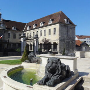 Tourisme Lons-le-Saunier Jura : Hôtel Dieu à Lons-le-Saunier, fontaine aux lions