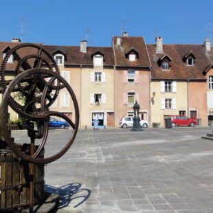 Tourisme Lons-le-Saunier Jura : Place de la Comédie à Lons-le-Saunier