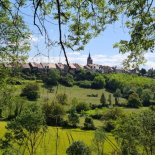 Tourisme Lons-le-Saunier Jura : vue sur le village de Montaigu