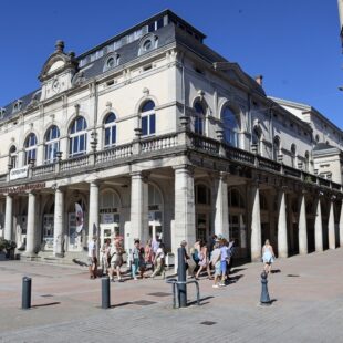 Visite guidée de la vieille ville de Lons-le-Saunier - le théâtre