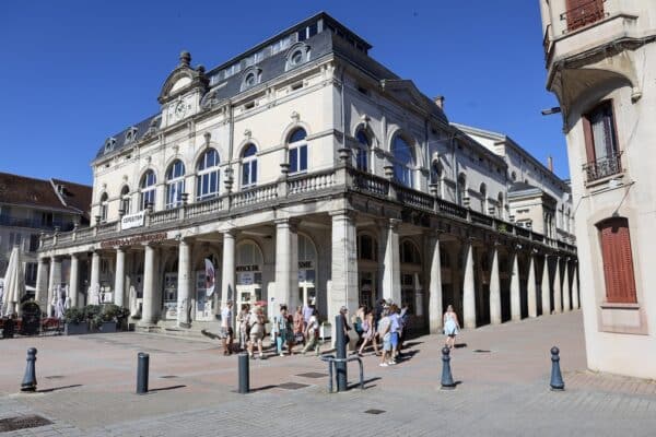 0K4A8722 Visite guidée de la vieille ville de Lons-le-Saunier - le théâtre