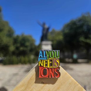 Boutique Office de Tourisme Lons-le-Saunier : gamme All you need is Lons - pin's